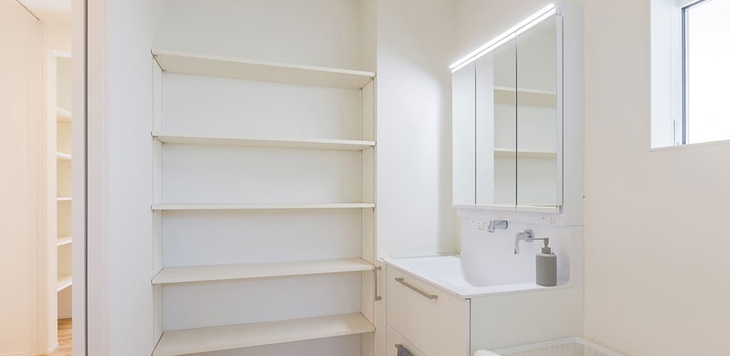 ツートンカラーのお家の洗面脱衣所は、収納スペースもたっぷりととっているのでスッキリとした空間になるでしょう。