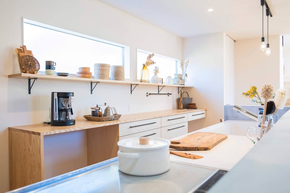 キッチンのスペースをうまく使った造作棚は、小物や食器をおしゃれに飾ることができます。